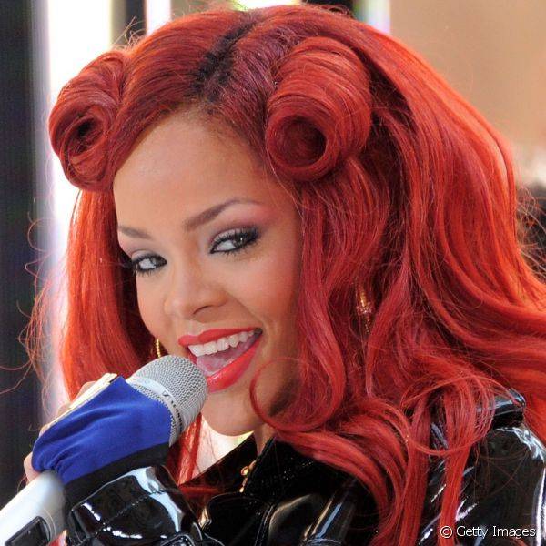Em um show em Nova York, em 2011, a cantora escolheu um batom coral com acabamento matte que combinava com o tom ruivo de seus cabelos